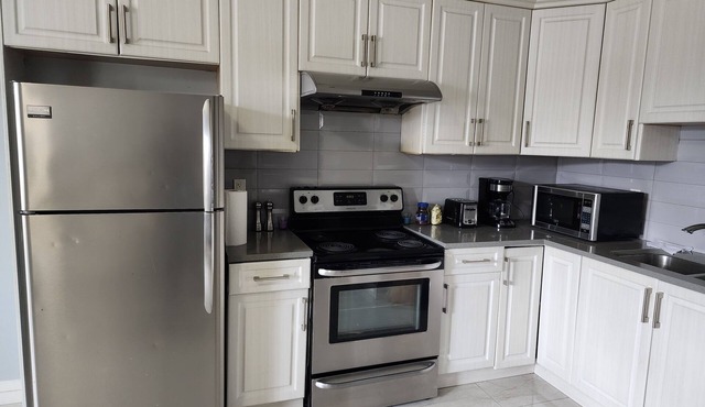 2 bdrm Private entrance Ground floor Spacious Suite with free parking & wi-fi