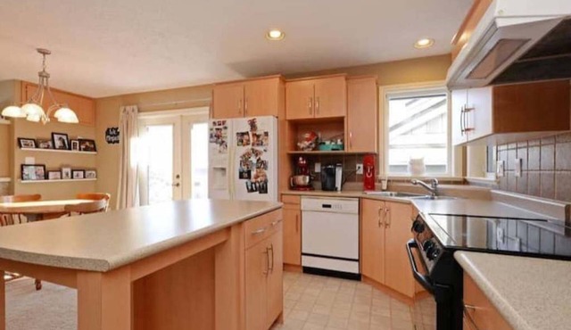 2 bdrm spacious ground floor suite with parking