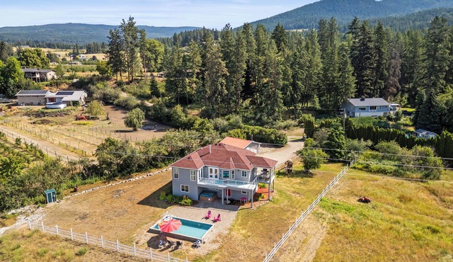 2 bed 1 bath suite in North BX, on the outskirts of Vernon. Set on a acreage
