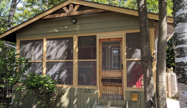 2 Bed cottage in Wasaga Beach, steps from beach, minutes to Blue Mountain in Wasaga Beach