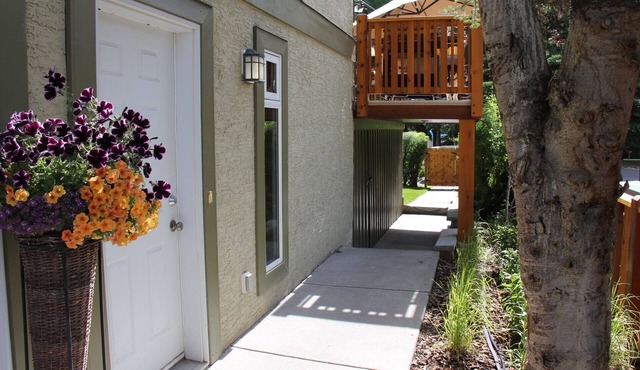 2 Bedroom 1.5 Bathroom Private Suite Banff AB - Wolf Den Bed & Breakfast Suite A