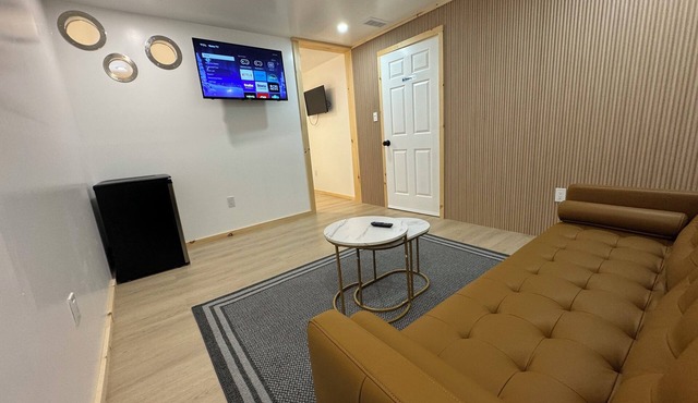 2-bedroom & 2-bathroom & living room apartment in enjoyable Ottawa with WiFi, AC