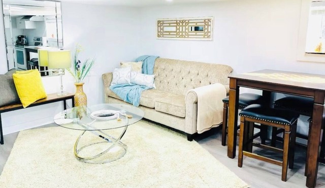 2-bedroom apartment with fast Wi-Fi, private laundry & entrance; free parking