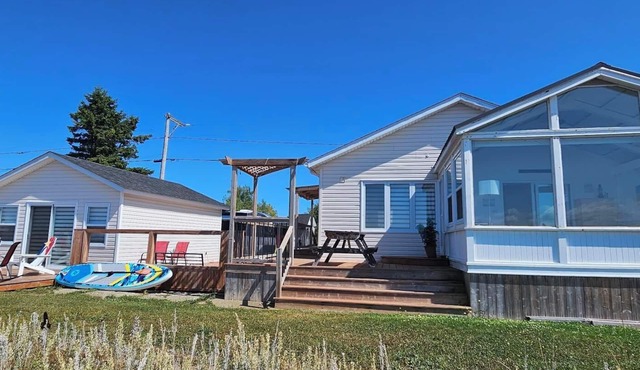 2-bedroom Chalet and 1-bedroom Guest Chalet in Pointe-Brûlée close with AC