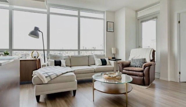 2-Bedroom Downtown Toronto (Free Parking): Shorter Rentals Available (please DM)