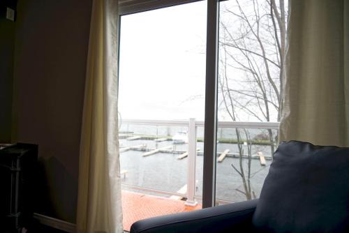 2 Bedroom Harbor Front Condo 9L