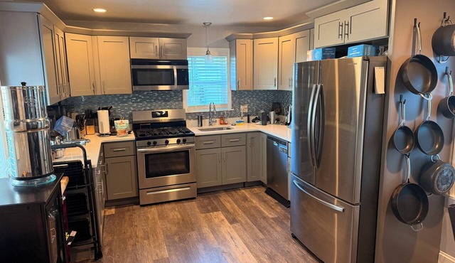 2-bedroom house with AC, parking, and cardio/GYM equipment in Providence in Providence