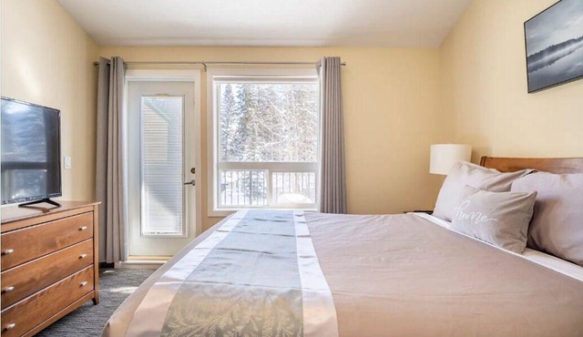 2 bedroom Mountain View Suite Getaway, right at the gate of Banff National Park.