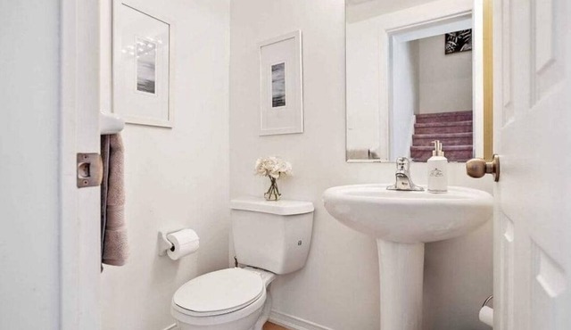 2-bedroom plus Den condo in enjoyable Toronto with WiFi, AC