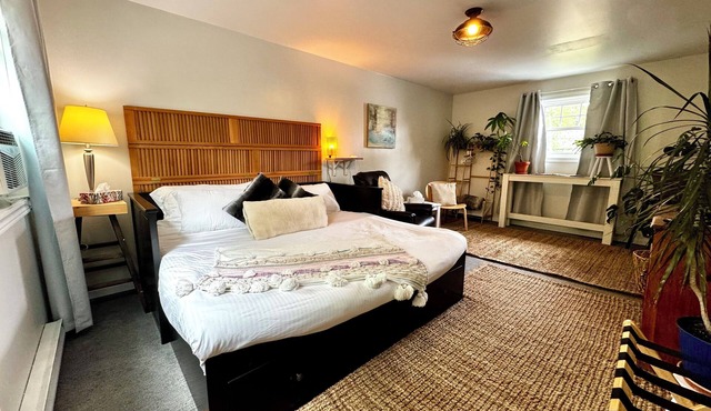 2 bedroom suite: King, Queen, parking, kitchenette, central, upper level