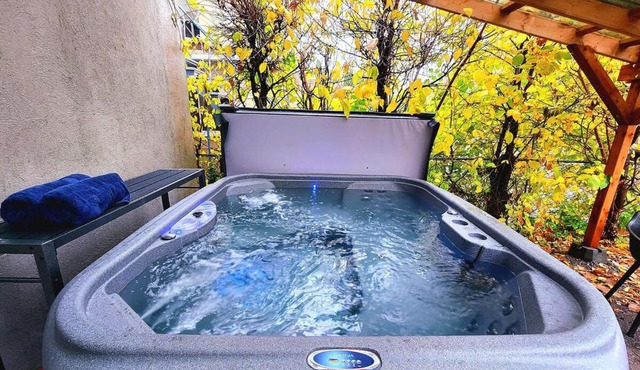 2 Full 2BR Apts Hot Tub & 4 Parking 8m Old QC