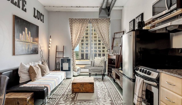 2 Full Beds, Free Parking Underground/Heated, 1 Bedroom Condo Downtown Central