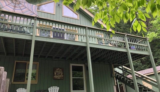 2 min WALK to BEACH!Summer Escape!Relax,hike,swim,shop.NConway/Eidelweiss. in Madison