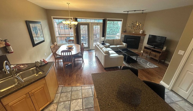 2 minutes to the Fairmont hot springs ! Large family cozy condo unit.