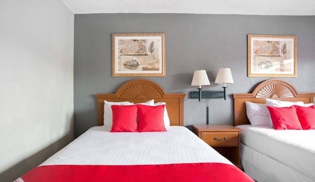 2 Pet-Friendly Lodgings near Silver Springs River with Outdoor Swimming Pool in Silver Springs