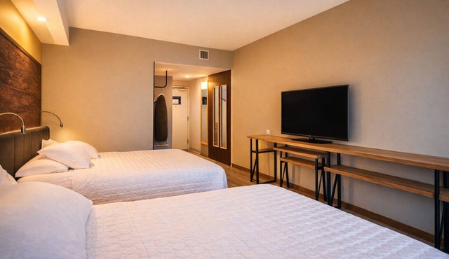 2 QUEEN BEDS. HDTV 2 QUEEN BEDS. HDTV