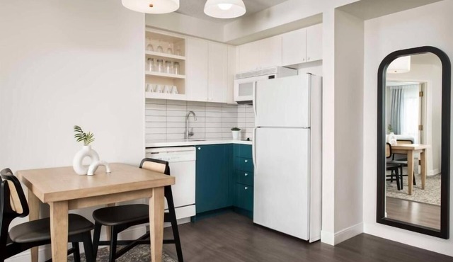 2 Spacious Family Suites with Indoor Pool, Pet-Friendly and Free Breakfast