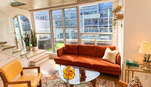 2 Storey King West Loft | 15 min walk to BMO Field