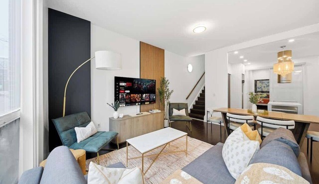2-Storey Townhome | CN Tower | Parking | Sleeps 10 in Toronto