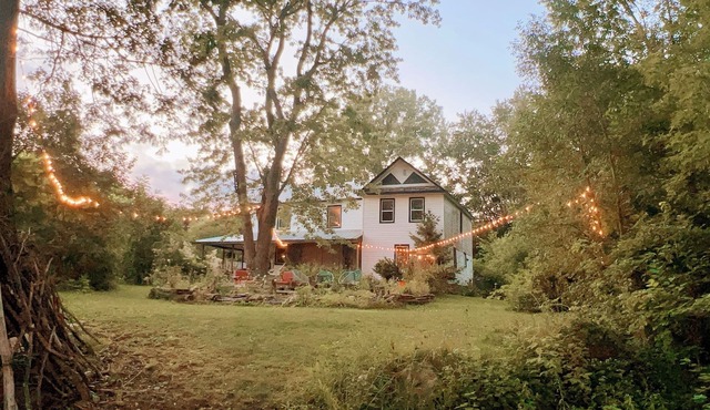 20 minutes from Prince Edward County, fully renovated farmhouse on a river