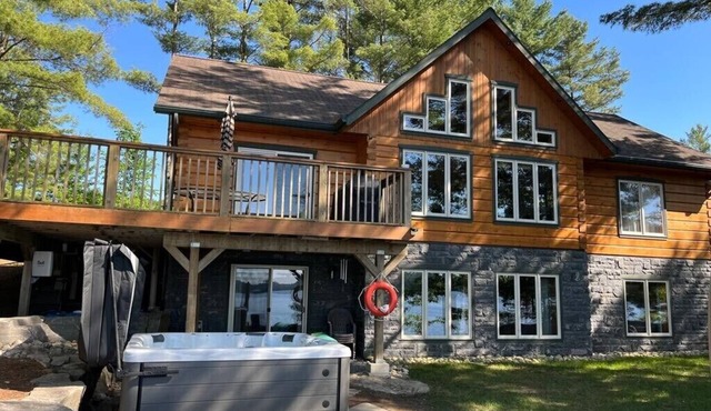 200 ft Private Muskoka waterfront custom log home with Hot Tub!