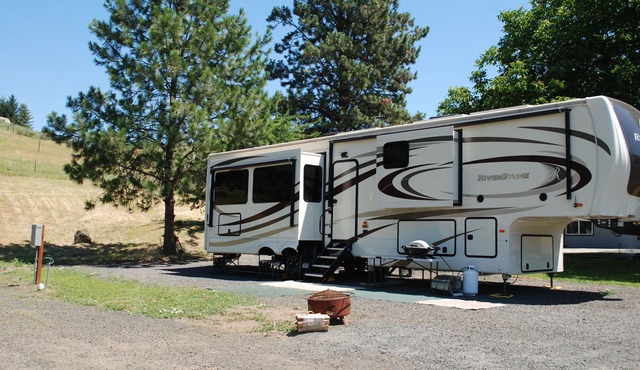 2019 40' 5th wheel on quiet property in the country with spectacular river views in Lenore