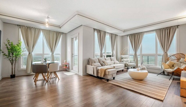 21st-Floor Penthouse City & Mountain Views