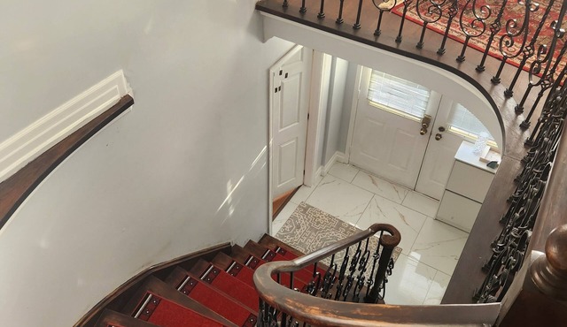 25 minutes From YYZ Airport Luxurious 5 Bedrooms 3Bath Home with a POOL & WIFI