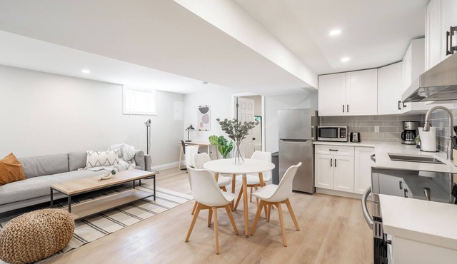 2Bed Sun Kissed Mountain Suite w/Private Patio. 10 mins to waterfalls & downtown