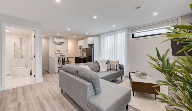 2BR Apartment with private terrace plaza St-Hubert