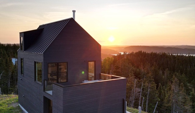 2BR Architect-Designed Oceanview Escape With Deck