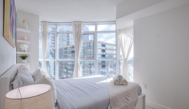 2BR Condo in the heart of downtown Toronto