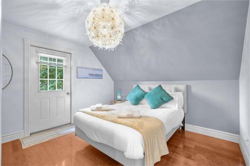 2BR Downtown Retreat Mins to Beach BBQ and Firepit
