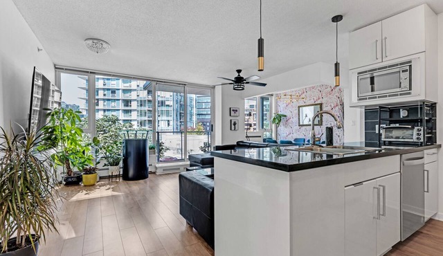 2BR Gastown Downtown Vancouver close to everything