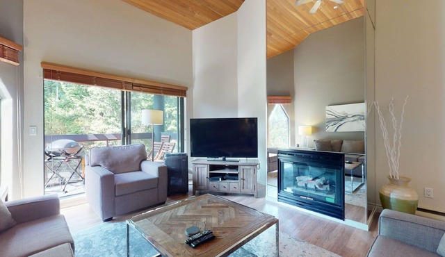 2BR | Ironwood | Fireplace | Common Area Hot Tub | Private Patio | Parking