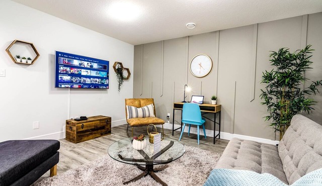 2BR Stylish Suite: Outlets & REC Room|Sep Entrance