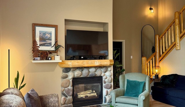3 BDR + 2 Full BR incl Loft | 5 mins from Ski Hill & Town! | 360 Mountain views