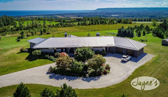 3 bdrm, 3 bath Country Home, 10 acres, private, hot tub, view of Georgian Bay!
