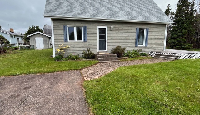 3 bdrm family cottage, short walk to beautiful beach.
