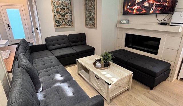3 bedroom 2 bath I 1 min walk to beach in Georgina