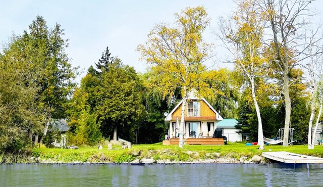 3 bedroom 2 bathroom 1.5 storey cottage on Little Lake