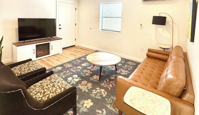 3-bedroom Apt in central location/Tacoma with AC, WiF. Above cute restaurant. in Tacoma