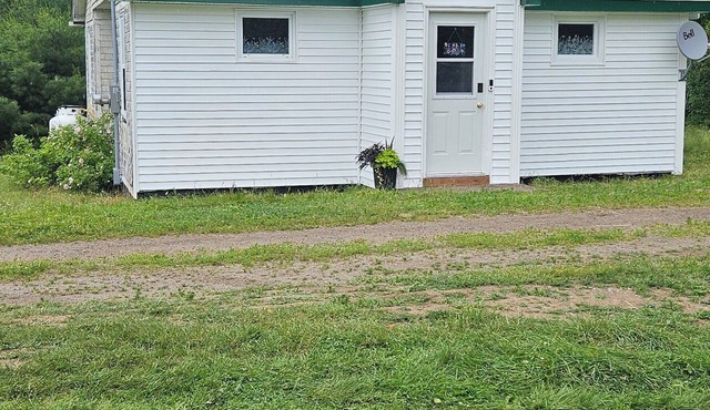 3-bedroom bungalow in charming Carter's Point with AC, WiFi. Close to beach.