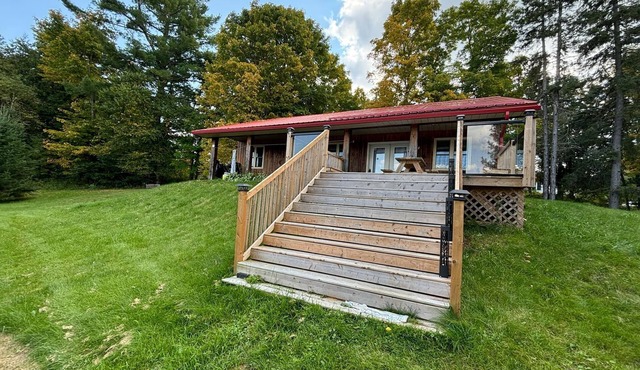 3-Bedroom Cottage Small Quiet Lake.Perfect for Nature Lovers & Trail Enthusiasts in Bancroft