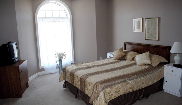 3 BEDROOM FULLY FURNISHED HOUSE DOWNTOWN WHITBY