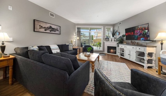 3 Bedroom / Poolside / Lakefront / Pools & Hot Tub