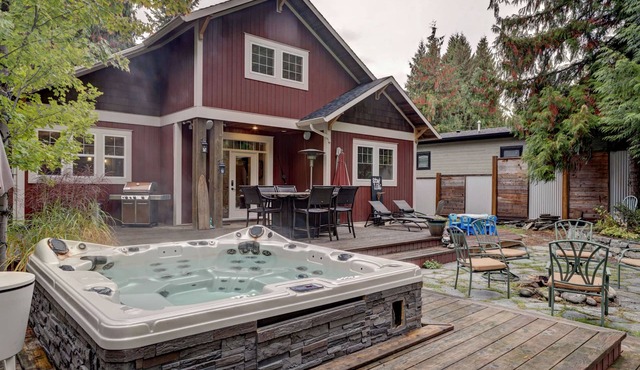 3 Bedroom Sleeps 6, Hot Tub, Exec home, Workspace incl. desk,