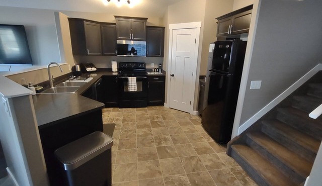 3 Bedroom Upstairs Suite - Fully Stocked, Clean and Pet-Friendly