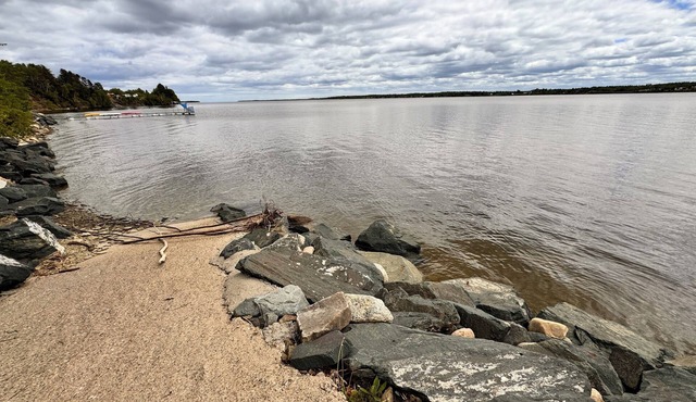 3 Bedroom Waterfront bungalow on the banks of the Miramichi River
