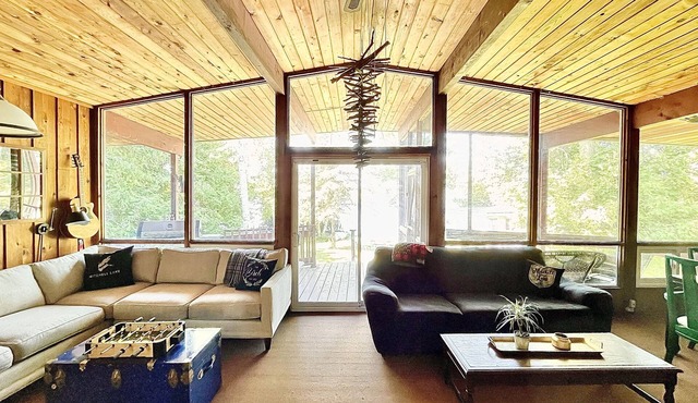 3 Bedroom Waterfront Kawartha Cottage with Sunset Views